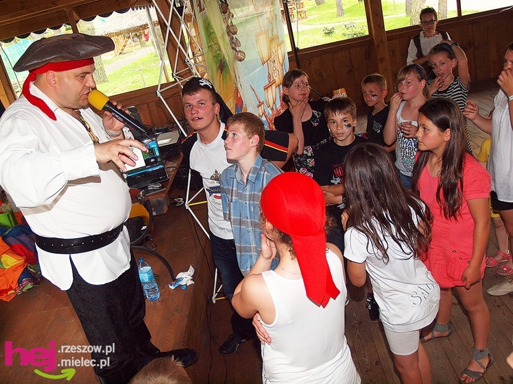 Powiatowy Dzień Rodzicielstwa Zastępczego. Dorośli z dziećmi bawili się na pikniku