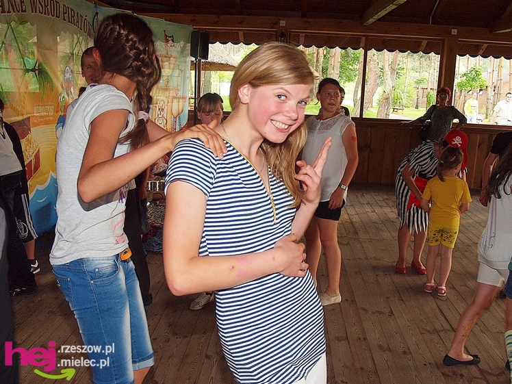 Powiatowy Dzień Rodzicielstwa Zastępczego. Dorośli z dziećmi bawili się na pikniku