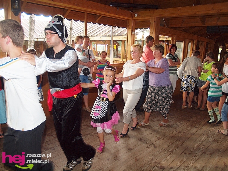 Powiatowy Dzień Rodzicielstwa Zastępczego. Dorośli z dziećmi bawili się na pikniku