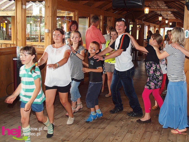 Powiatowy Dzień Rodzicielstwa Zastępczego. Dorośli z dziećmi bawili się na pikniku