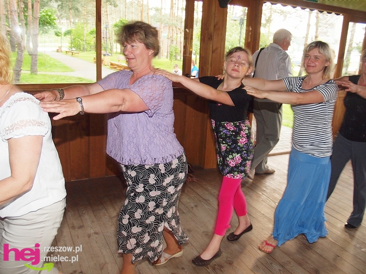 Powiatowy Dzień Rodzicielstwa Zastępczego. Dorośli z dziećmi bawili się na pikniku
