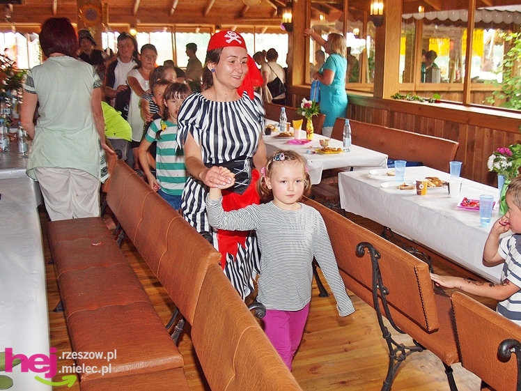 Powiatowy Dzień Rodzicielstwa Zastępczego. Dorośli z dziećmi bawili się na pikniku