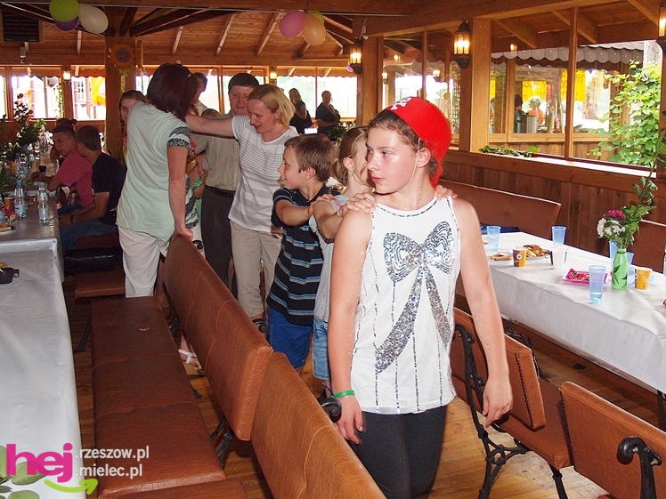 Powiatowy Dzień Rodzicielstwa Zastępczego. Dorośli z dziećmi bawili się na pikniku