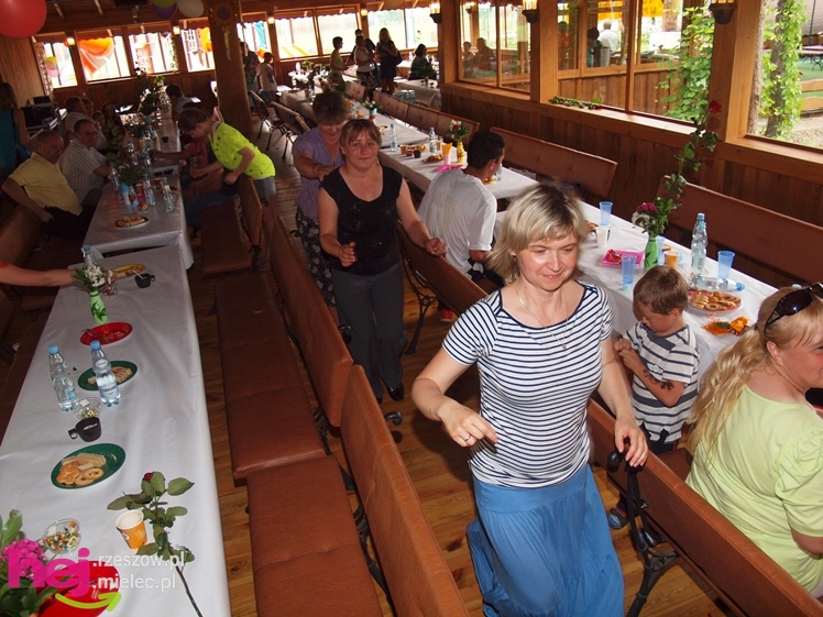 Powiatowy Dzień Rodzicielstwa Zastępczego. Dorośli z dziećmi bawili się na pikniku