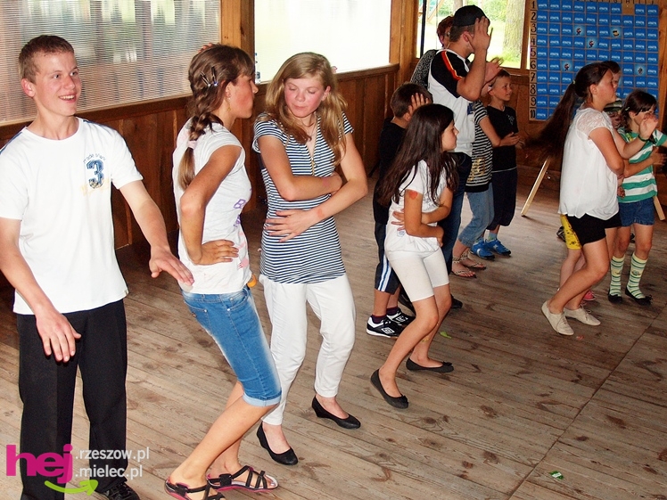 Powiatowy Dzień Rodzicielstwa Zastępczego. Dorośli z dziećmi bawili się na pikniku