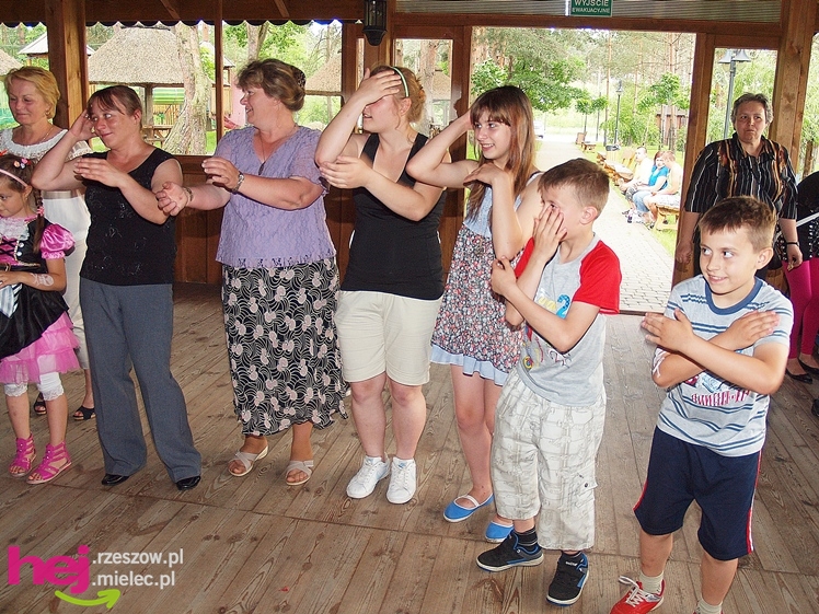 Powiatowy Dzień Rodzicielstwa Zastępczego. Dorośli z dziećmi bawili się na pikniku