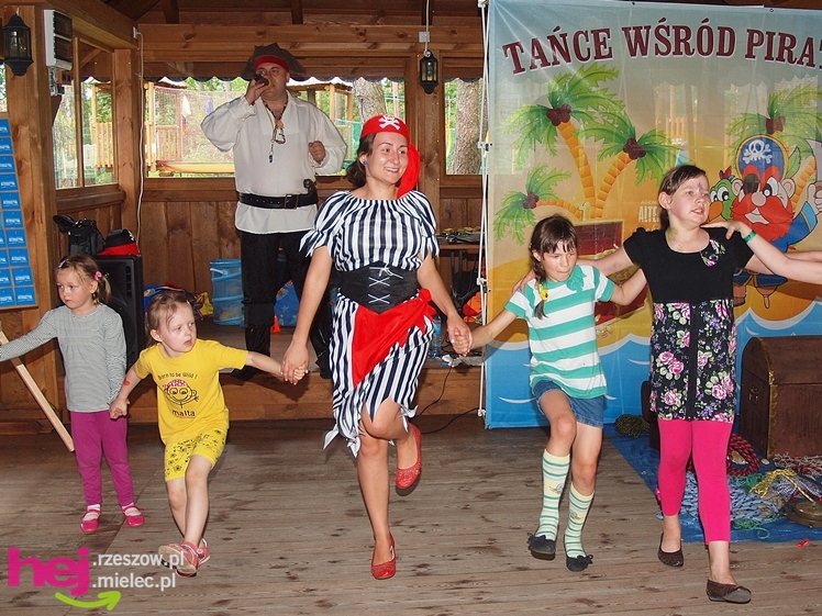 Powiatowy Dzień Rodzicielstwa Zastępczego. Dorośli z dziećmi bawili się na pikniku