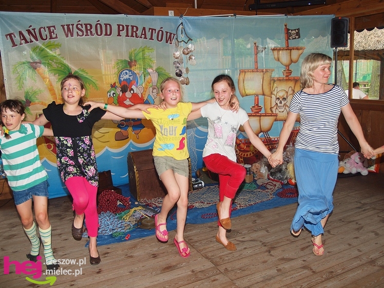 Powiatowy Dzień Rodzicielstwa Zastępczego. Dorośli z dziećmi bawili się na pikniku