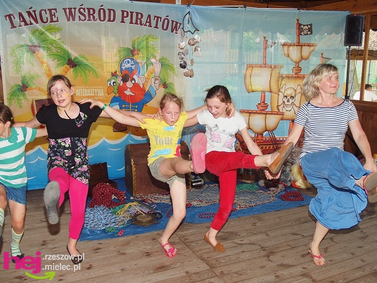 Powiatowy Dzień Rodzicielstwa Zastępczego. Dorośli z dziećmi bawili się na pikniku