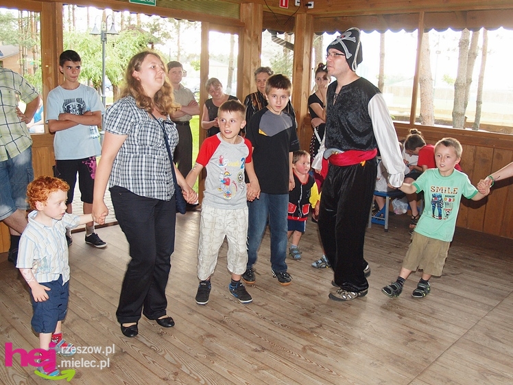 Powiatowy Dzień Rodzicielstwa Zastępczego. Dorośli z dziećmi bawili się na pikniku