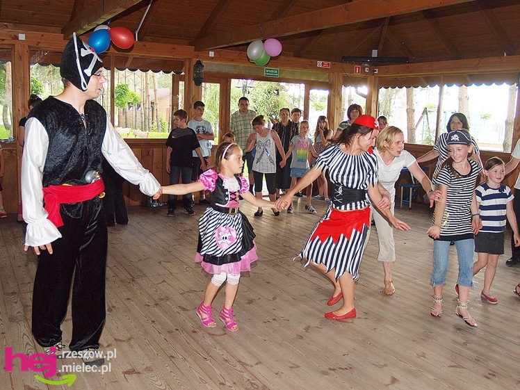 Powiatowy Dzień Rodzicielstwa Zastępczego. Dorośli z dziećmi bawili się na pikniku