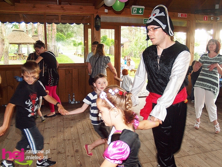 Powiatowy Dzień Rodzicielstwa Zastępczego. Dorośli z dziećmi bawili się na pikniku