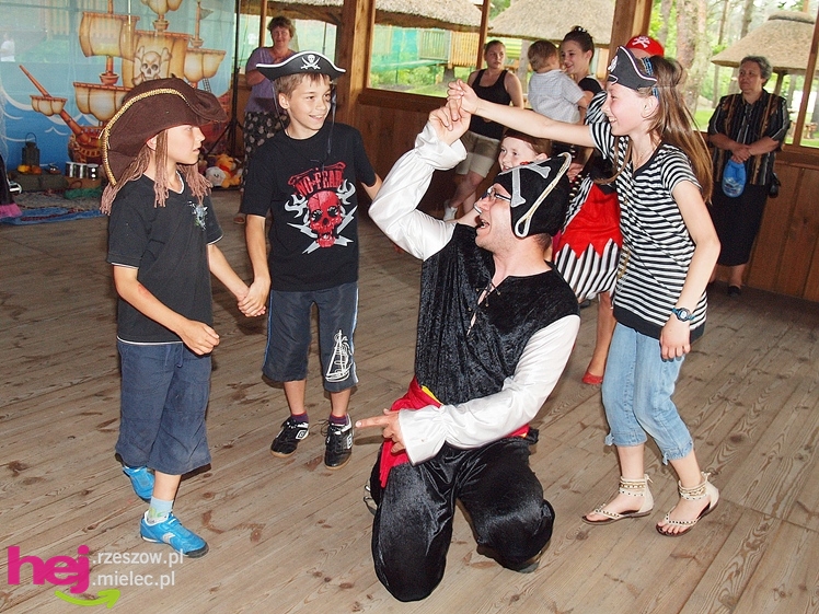 Powiatowy Dzień Rodzicielstwa Zastępczego. Dorośli z dziećmi bawili się na pikniku