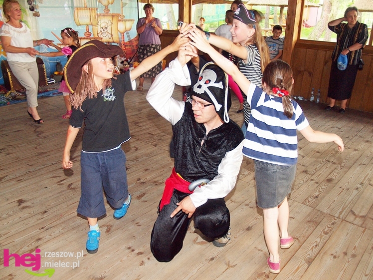 Powiatowy Dzień Rodzicielstwa Zastępczego. Dorośli z dziećmi bawili się na pikniku
