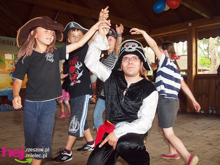 Powiatowy Dzień Rodzicielstwa Zastępczego. Dorośli z dziećmi bawili się na pikniku