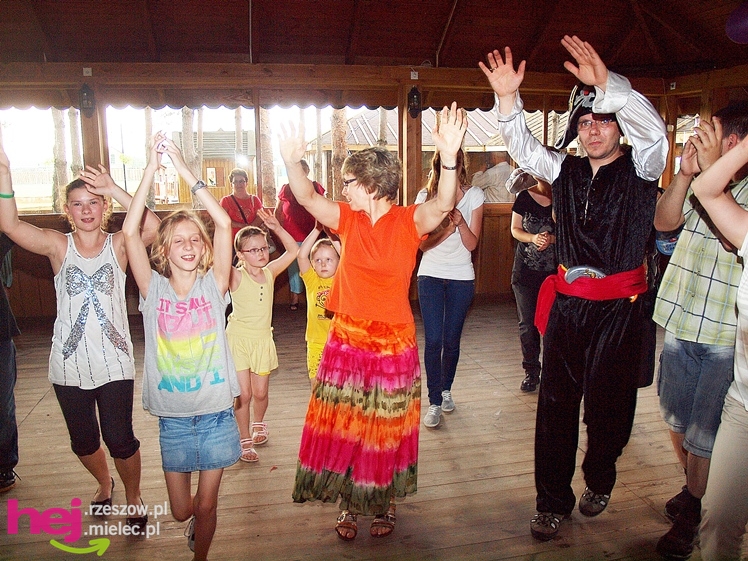 Powiatowy Dzień Rodzicielstwa Zastępczego. Dorośli z dziećmi bawili się na pikniku