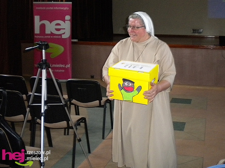 Misjonarka z Kamerunu Siostra Tadeusza odwiedziła Mielec i Czermin. Opowiadała o swojej pracy. Odebrała okulary