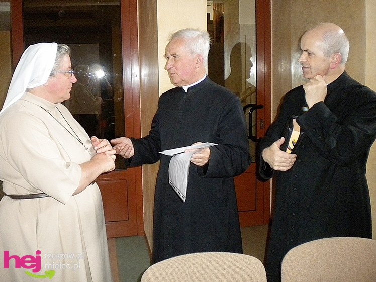 Misjonarka z Kamerunu Siostra Tadeusza odwiedziła Mielec i Czermin. Opowiadała o swojej pracy. Odebrała okulary