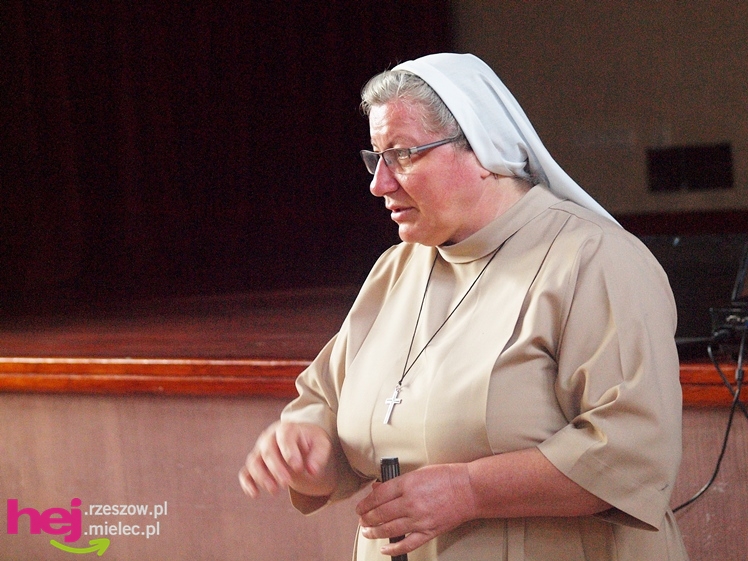 Misjonarka z Kamerunu Siostra Tadeusza odwiedziła Mielec i Czermin. Opowiadała o swojej pracy. Odebrała okulary