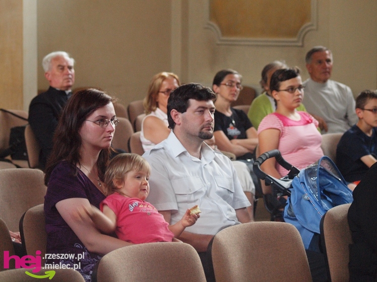 Misjonarka z Kamerunu Siostra Tadeusza odwiedziła Mielec i Czermin. Opowiadała o swojej pracy. Odebrała okulary