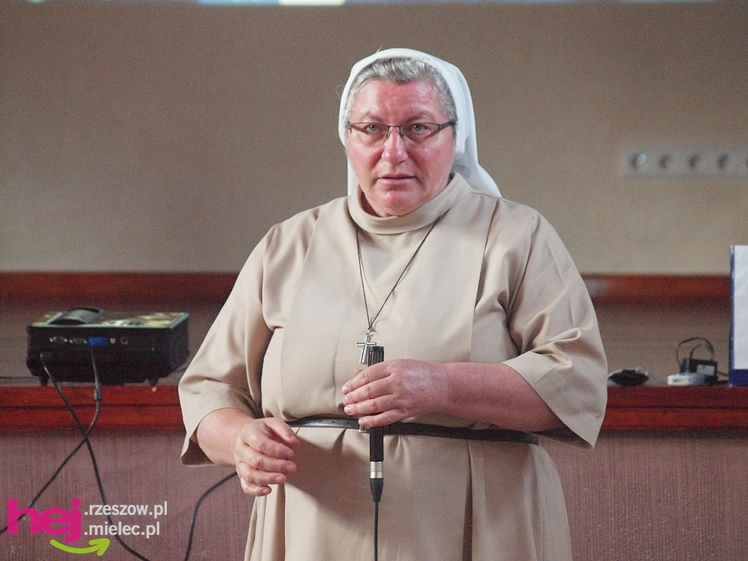 Misjonarka z Kamerunu Siostra Tadeusza odwiedziła Mielec i Czermin. Opowiadała o swojej pracy. Odebrała okulary