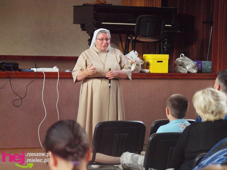 Misjonarka z Kamerunu Siostra Tadeusza odwiedziła Mielec i Czermin. Opowiadała o swojej pracy. Odebrała okulary