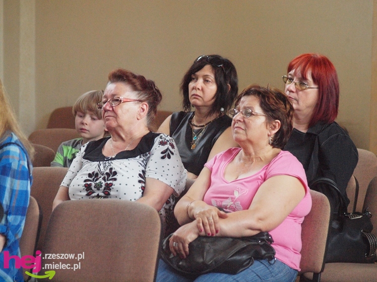 Misjonarka z Kamerunu Siostra Tadeusza odwiedziła Mielec i Czermin. Opowiadała o swojej pracy. Odebrała okulary