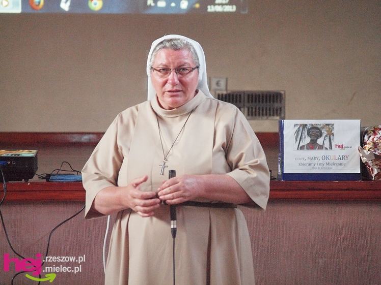 Misjonarka z Kamerunu Siostra Tadeusza odwiedziła Mielec i Czermin. Opowiadała o swojej pracy. Odebrała okulary
