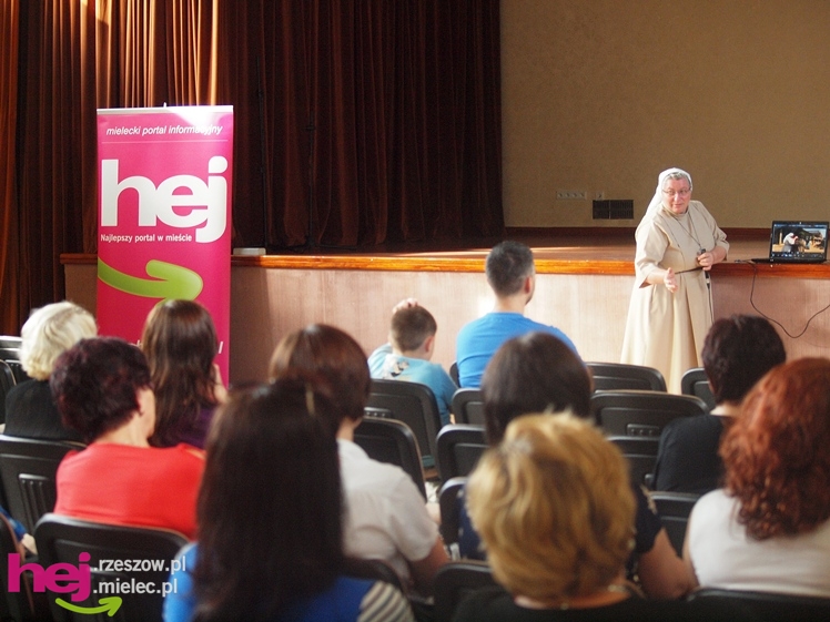 Misjonarka z Kamerunu Siostra Tadeusza odwiedziła Mielec i Czermin. Opowiadała o swojej pracy. Odebrała okulary