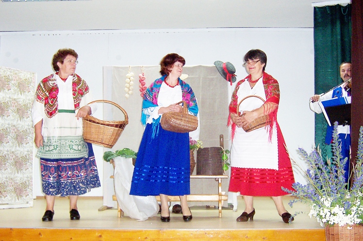 Wiwatująca publiczność  w Grochowem, udany debiut grupy teatralnej