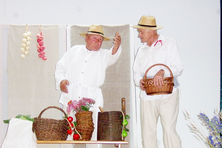 Wiwatująca publiczność  w Grochowem, udany debiut grupy teatralnej