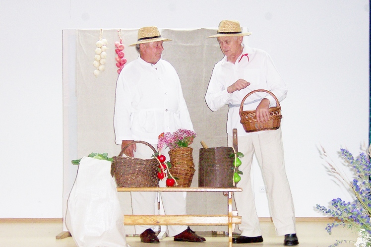 Wiwatująca publiczność  w Grochowem, udany debiut grupy teatralnej