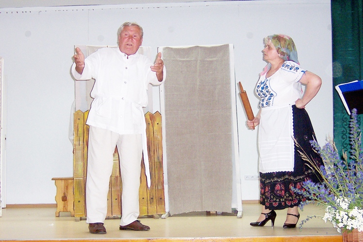 Wiwatująca publiczność  w Grochowem, udany debiut grupy teatralnej