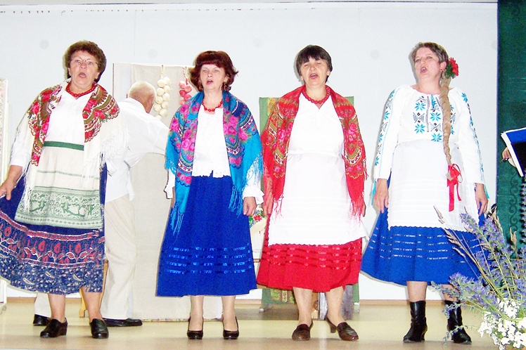 Wiwatująca publiczność  w Grochowem, udany debiut grupy teatralnej