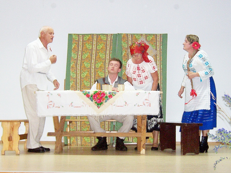 Wiwatująca publiczność  w Grochowem, udany debiut grupy teatralnej