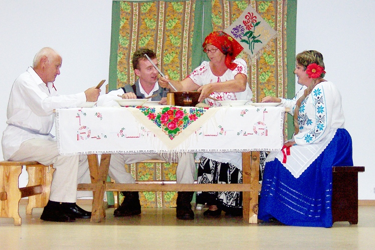 Wiwatująca publiczność  w Grochowem, udany debiut grupy teatralnej