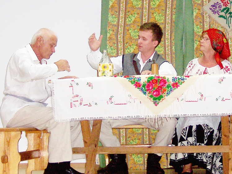 Wiwatująca publiczność  w Grochowem, udany debiut grupy teatralnej