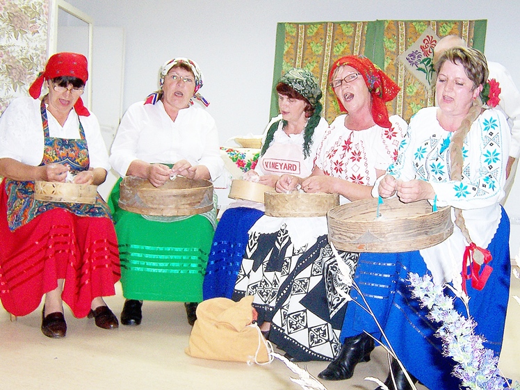 Wiwatująca publiczność  w Grochowem, udany debiut grupy teatralnej