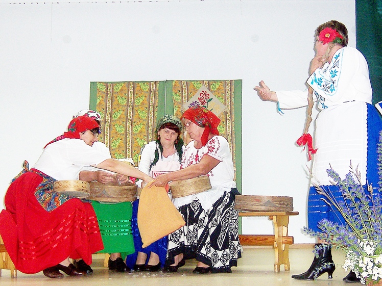 Wiwatująca publiczność  w Grochowem, udany debiut grupy teatralnej