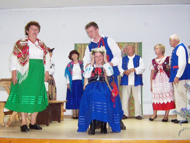 Wiwatująca publiczność  w Grochowem, udany debiut grupy teatralnej