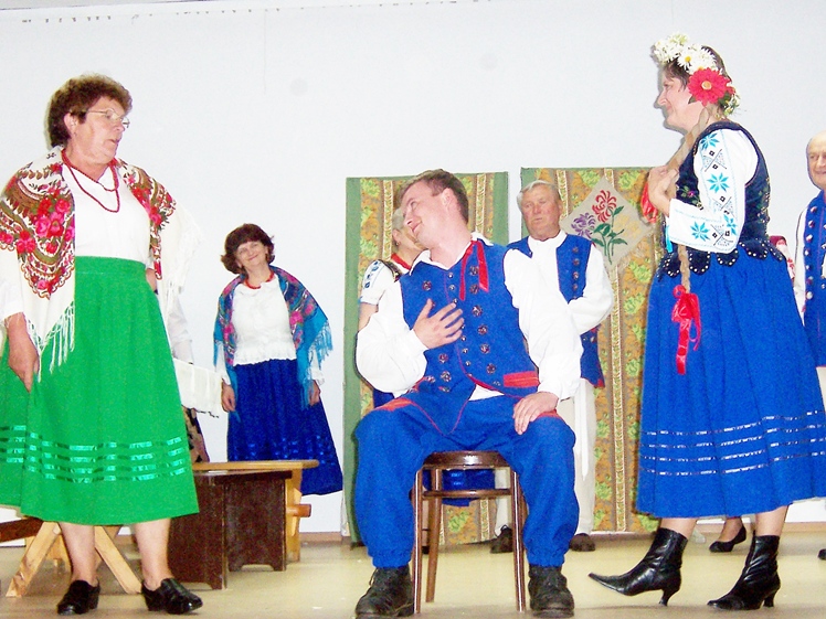 Wiwatująca publiczność  w Grochowem, udany debiut grupy teatralnej