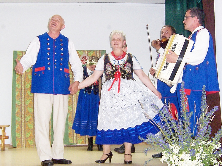 Wiwatująca publiczność  w Grochowem, udany debiut grupy teatralnej