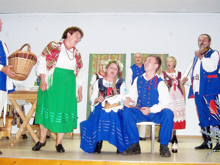 Wiwatująca publiczność  w Grochowem, udany debiut grupy teatralnej