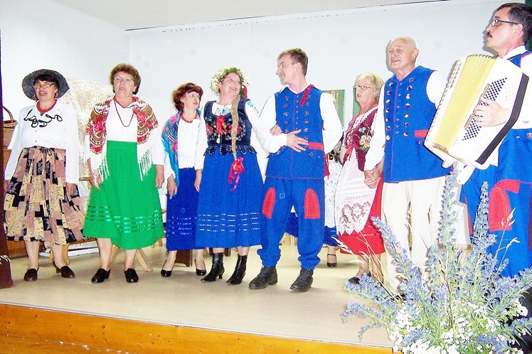 Wiwatująca publiczność  w Grochowem, udany debiut grupy teatralnej