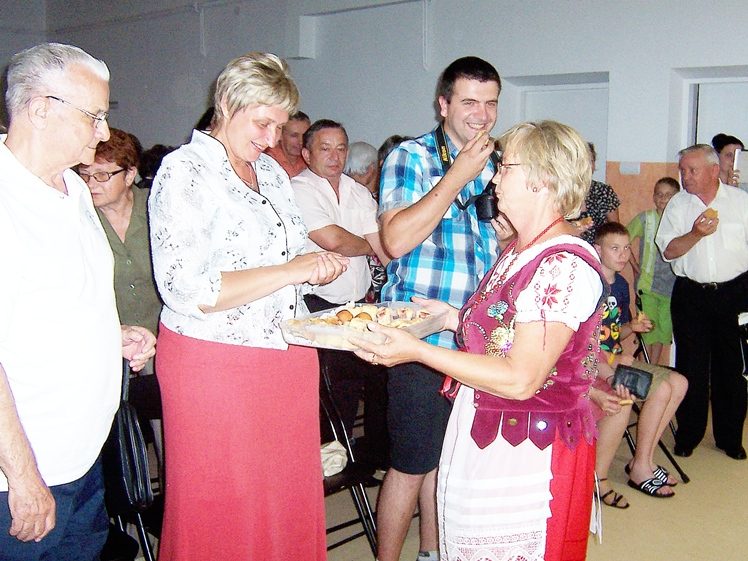 Wiwatująca publiczność  w Grochowem, udany debiut grupy teatralnej