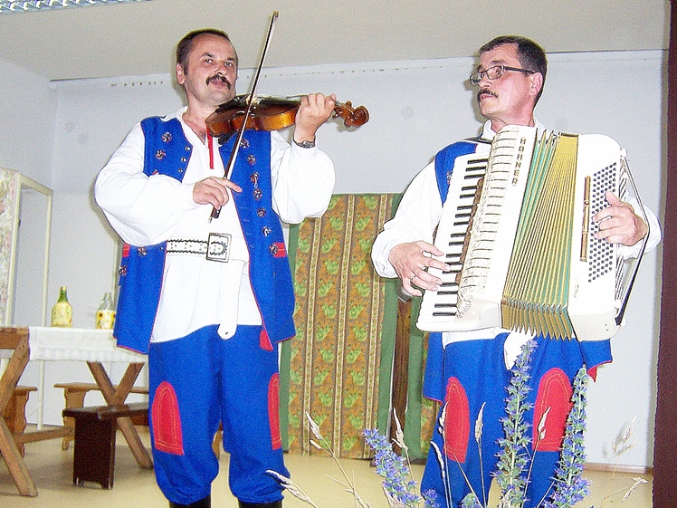 Wiwatująca publiczność  w Grochowem, udany debiut grupy teatralnej