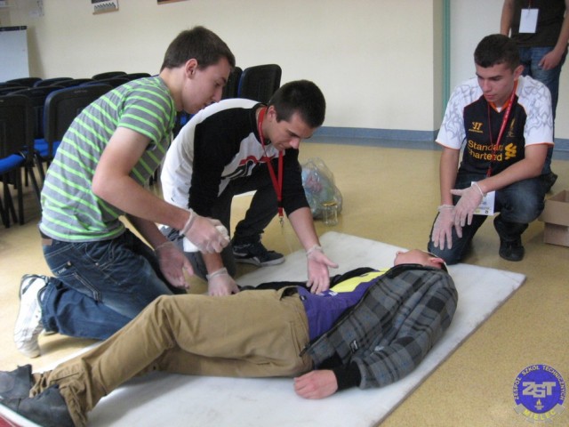 ZST najlepszy w Powiatowej Olimpiadzie Pierwszej Pomocy 2013