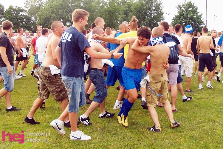 Awans STALI MIELEC DO DRUGIEJ LIGI PIŁKARSKIEJ - część 2 zdjęć