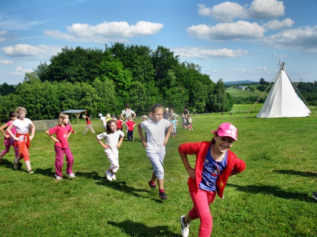 Uczniowie SP Wampierzów z wizytą u ?Indian? [FOTO]