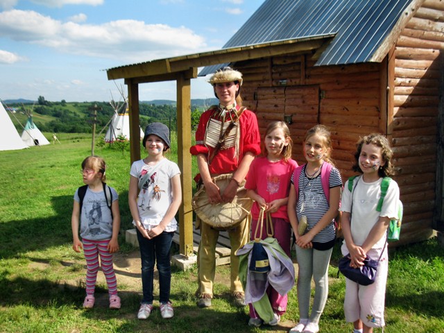 Uczniowie SP Wampierzów z wizytą u ?Indian? [FOTO]